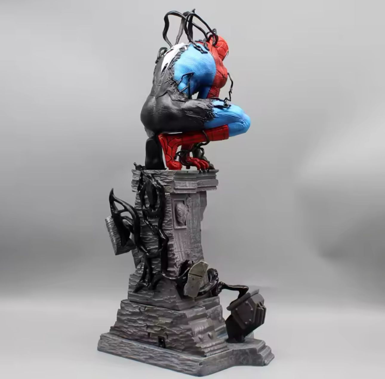 SPIDERMAN VENOM SYMBIOTE 40CM CON LED
